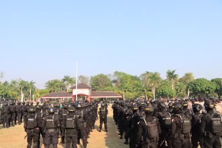 RATUSAN TNI POLRI DIKERAHKAN DUKUN