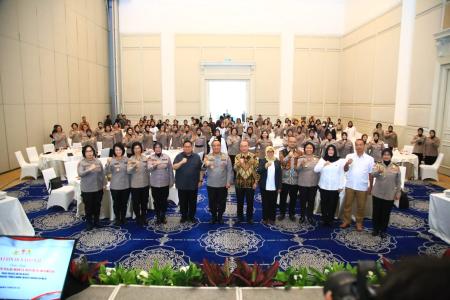 PENTINGNYA PERAN POLWAN DALAM MENGHADA