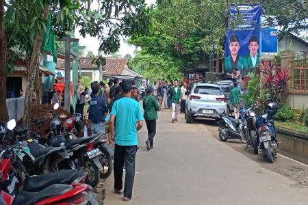 PULUHAN MAHASISWA YANG TERGABUNG D