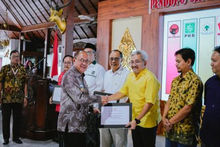Bupati Banyumas Serahkan Bantuan Keuan
