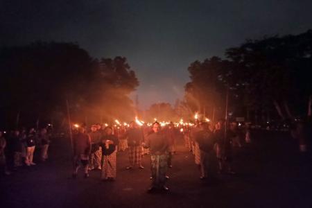 Bedhol Kedhaton dan Topo Bisu Simbol K