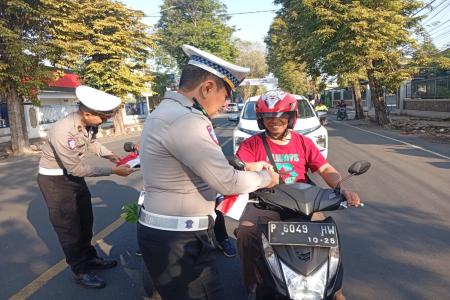 MERAH PUTIH DI JALANAN JEMBER: POL