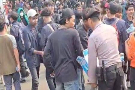 POLISI BAGIKAN AIR MINERAL KEPADA 