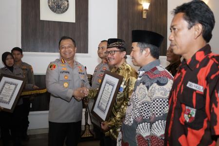 KAPOLRESTABES SURABAYA BERI PENGHA