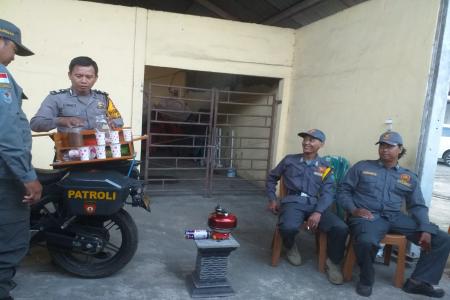 DENGAN KOPLING POLISI AJAK WARGA J