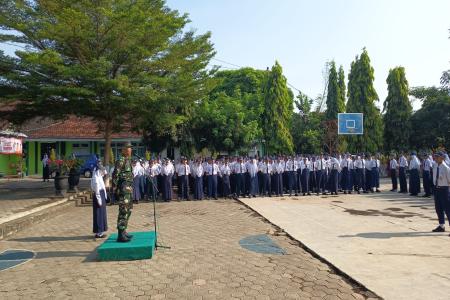 JADI IRUP UPACARA SENIN DI SMPN 01