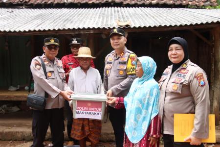 KAPOLRES SUMENEP LETAKKAN BATU PER