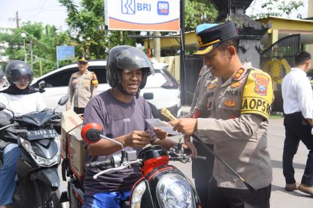 Kapolres Bondowoso membagikan brosur b