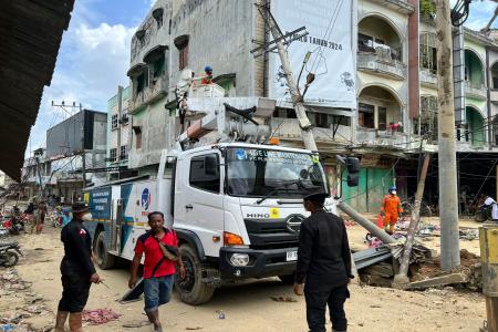 Personel Brimob Kawal Penormalan Listr